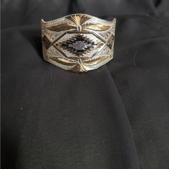 Montana Silversmiths Western Engraved Cuff Two-Tone Bracelet Silver/ Gold - Picture 4 of 6
